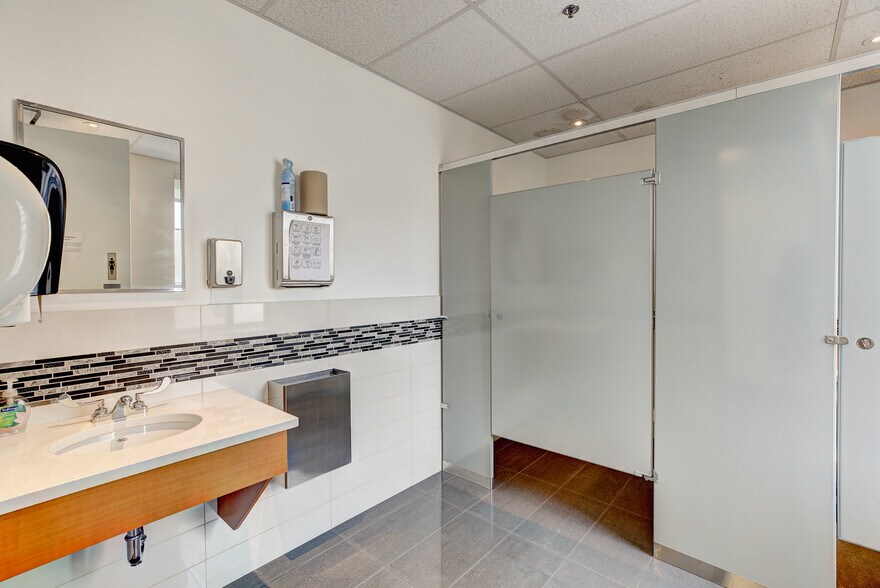 More Photos Of 510 Boul Saint-Laurent, Montréal Loft Creative Space For Sale