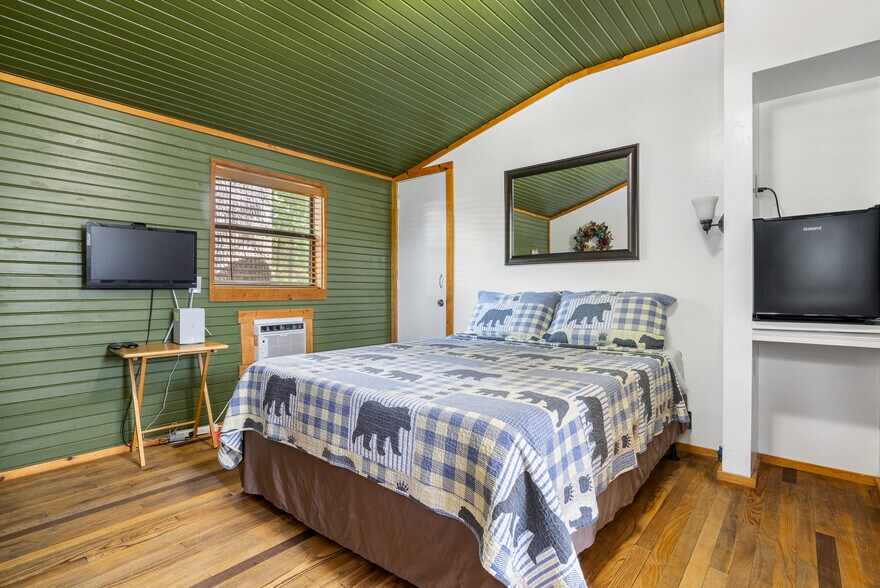 More Photos Of 621 Court St, Jasper Trailer Camper Park For Sale