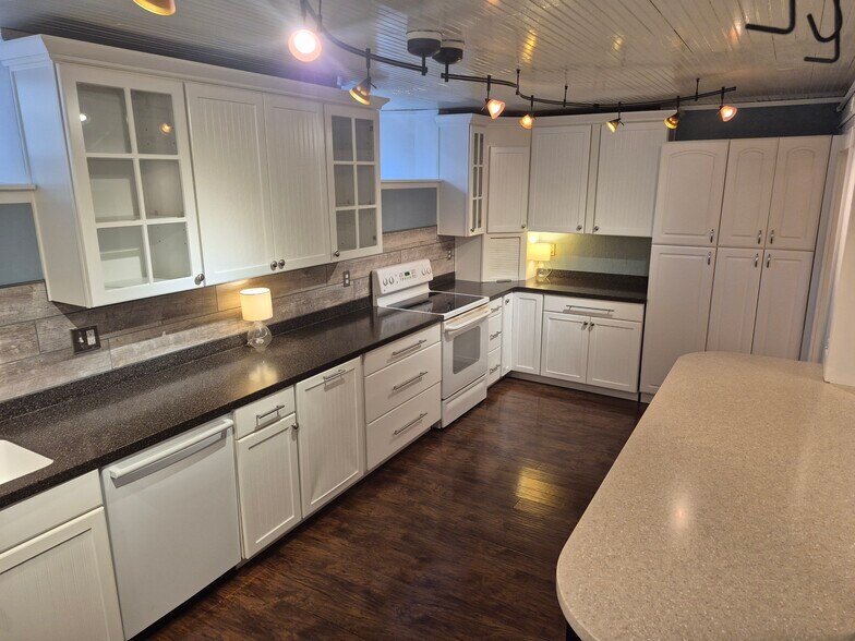 More Photos Of 130 Elm St, Windsor General Retail For Sale