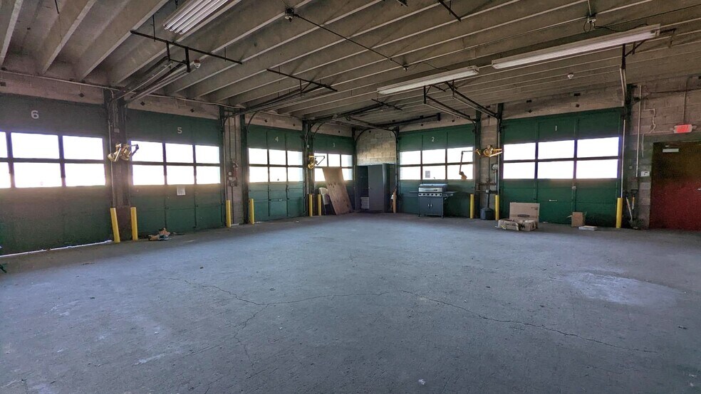 More Photos Of 717 Longfellow St, Woodbine Warehouse For Lease