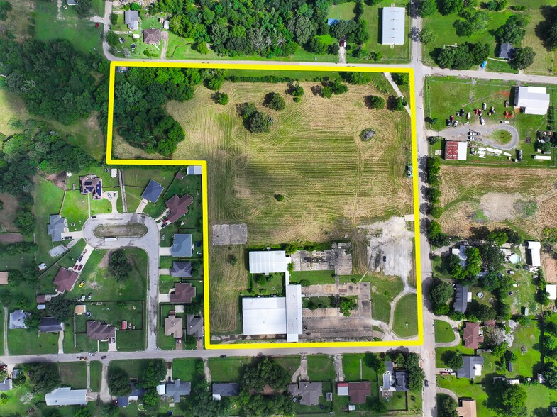 More Photos Of 300 W School St, Madisonville Light Distribution For Sale