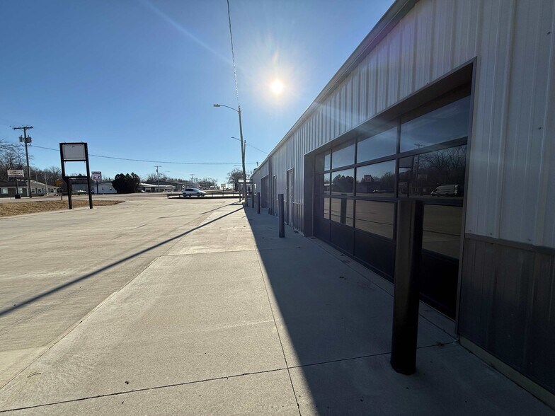 More Photos Of 209 Franklin St, Center Point Service Station For Sale
