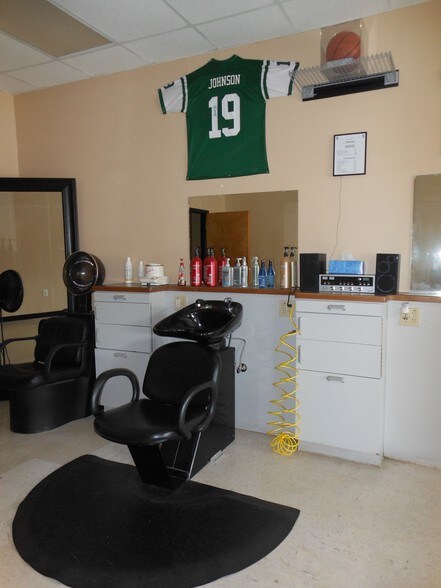 More Photos Of 5810-5840 SE Abshier Blvd, Belleview Storefront For Sale