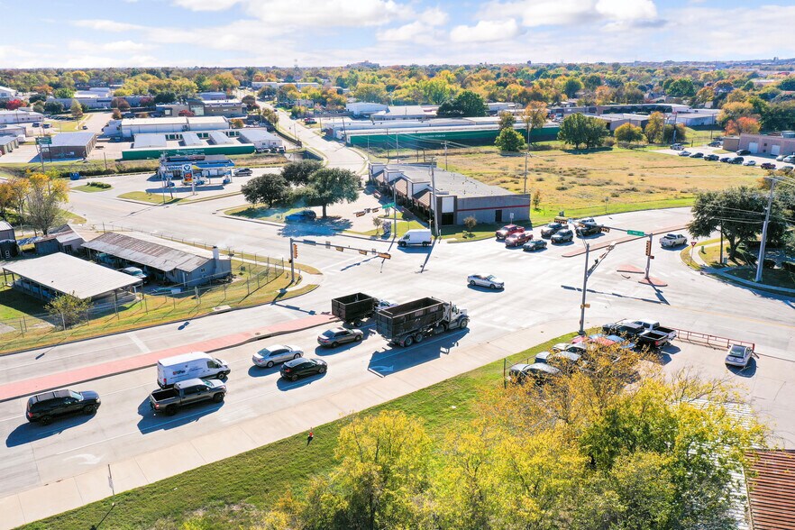 More Photos Of 915-921 N Mill St, Lewisville Office For Sale