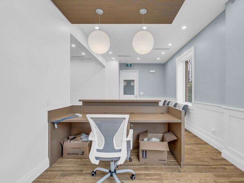 More Photos Of 541 Queen St E, Toronto Storefront For Lease