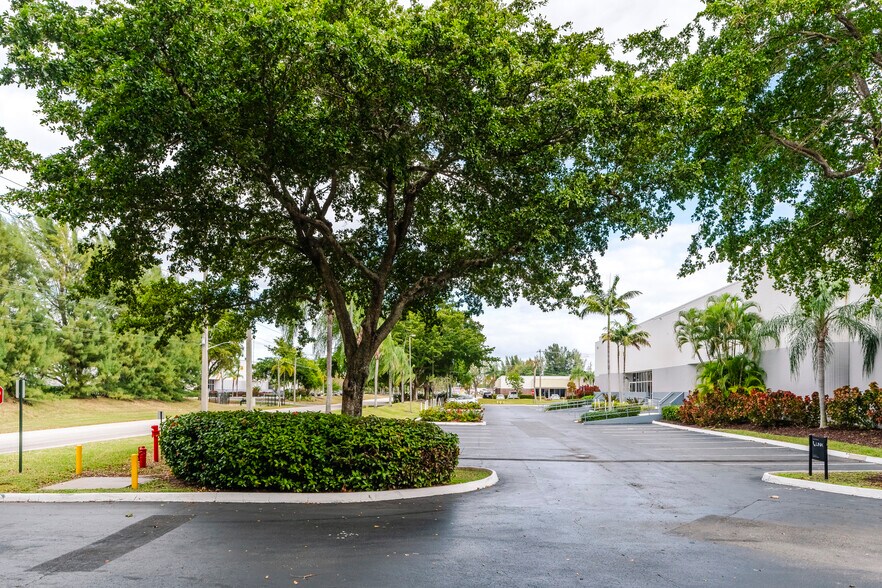 More Photos Of 5400 NW 35th Ave, Fort Lauderdale Warehouse For Lease