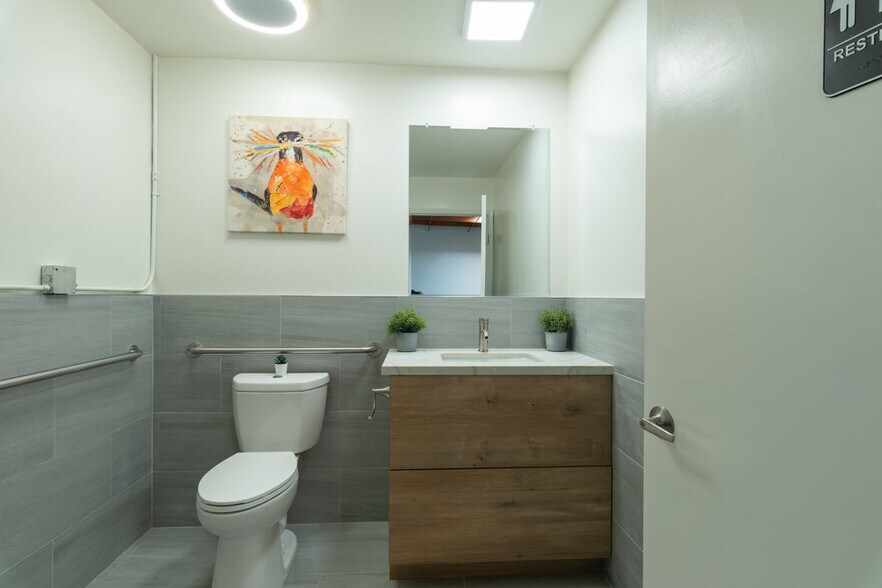 More Photos Of 8594 Siempre Viva Rd, San Diego Manufacturing For Lease