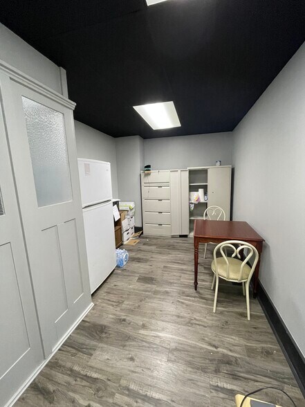 More Photos Of 26 W Broadway St, Shelbyville Office For Lease