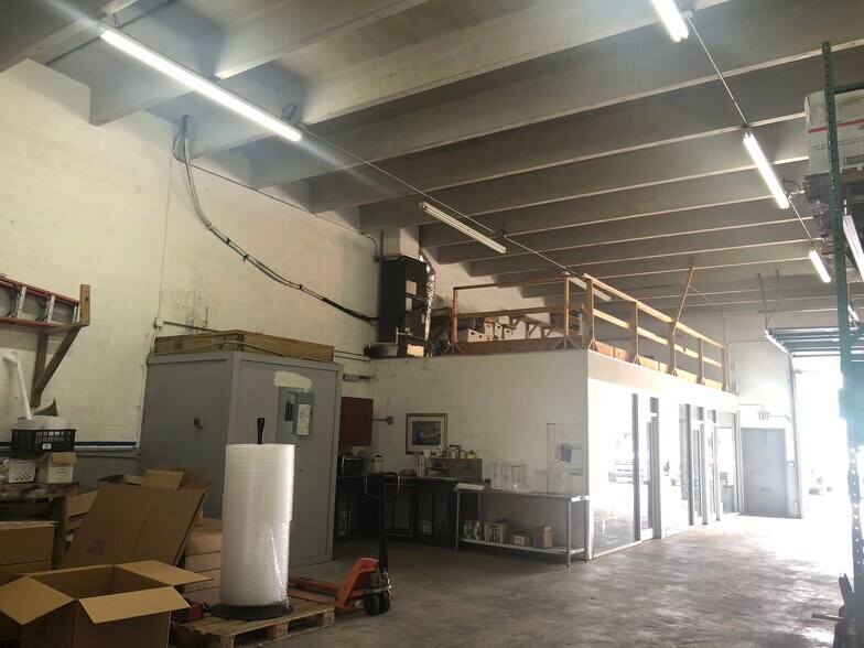 More Photos Of 2075-2129 W 76th St, Hialeah Showroom For Lease