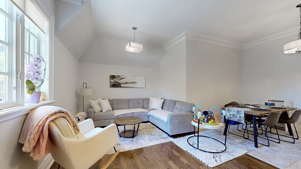 More Photos Of 42 Somerville St, Whitchurch-Stouffville Specialty For Sale