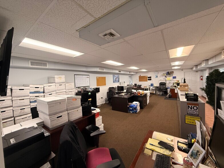 More Photos Of 7310 88th St, Glendale Office For Lease