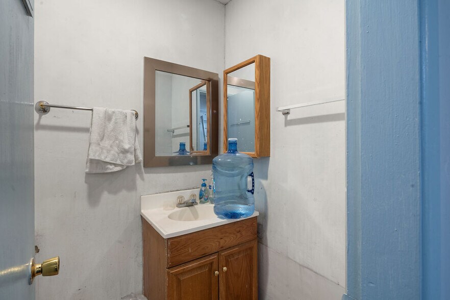 More Photos Of 919 N Chester Ave, Bakersfield Storefront Retail Office For Sale