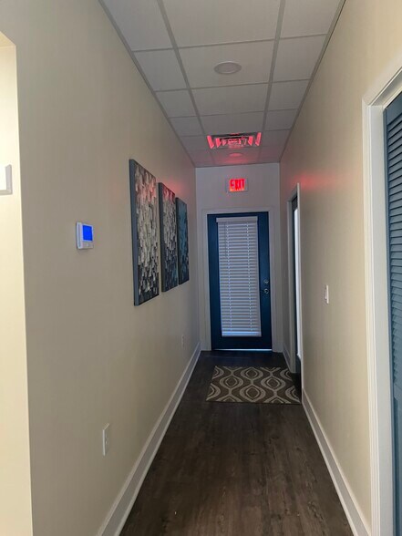 More Photos Of 5805-5809 Merriam Dr, Merriam Showroom For Lease