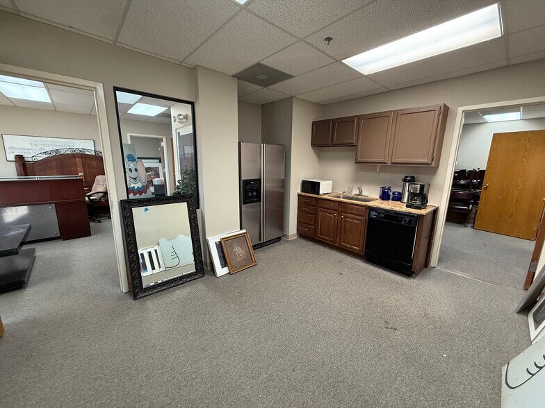 More Photos Of 12635-12651 Hemlock St, Overland Park Showroom For Sale