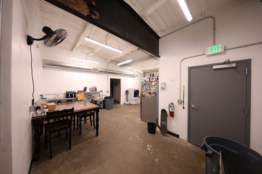 More Photos Of 700 N Main St, Lexington Warehouse For Lease