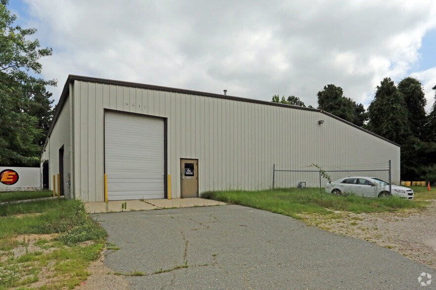 More Photos Of 6512 Chapel Hill Rd, Raleigh Warehouse For Lease