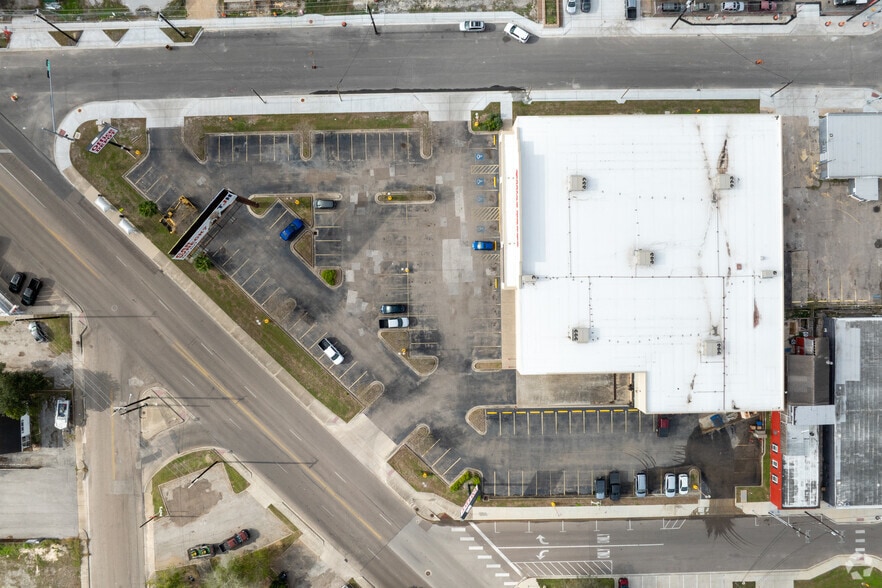 More Photos Of 1737 S Staples St, Corpus Christi Freestanding For Lease