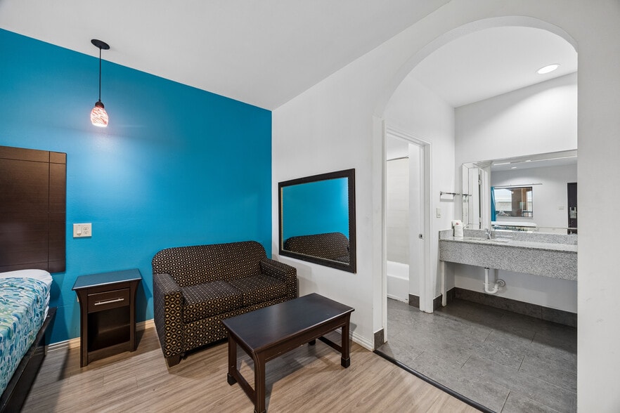 More Photos Of 14621 Highway 59 N, Humble Hotel For Sale