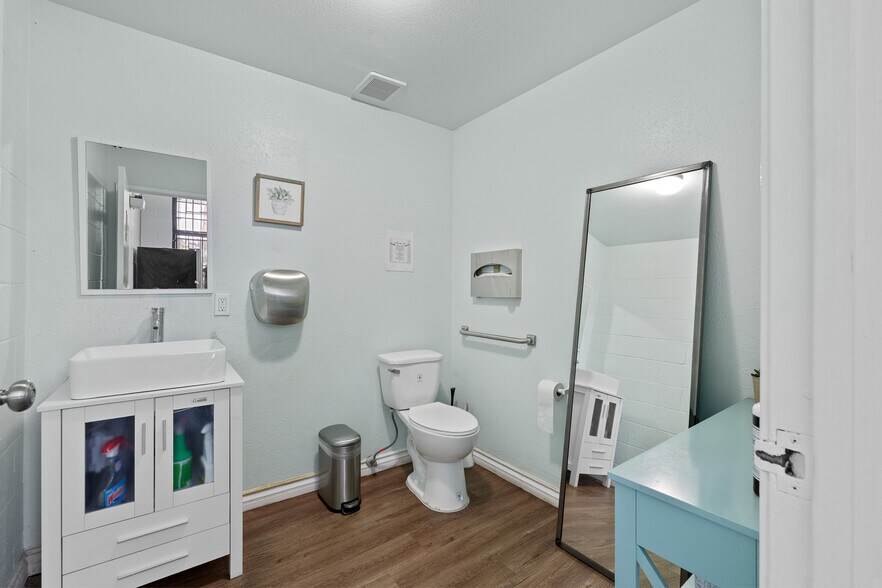 More Photos Of 151 W 33rd St, Los Angeles Warehouse For Sale