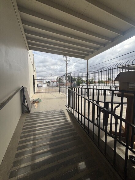 More Photos Of 620 Chester Ave, Bakersfield Showroom For Sale