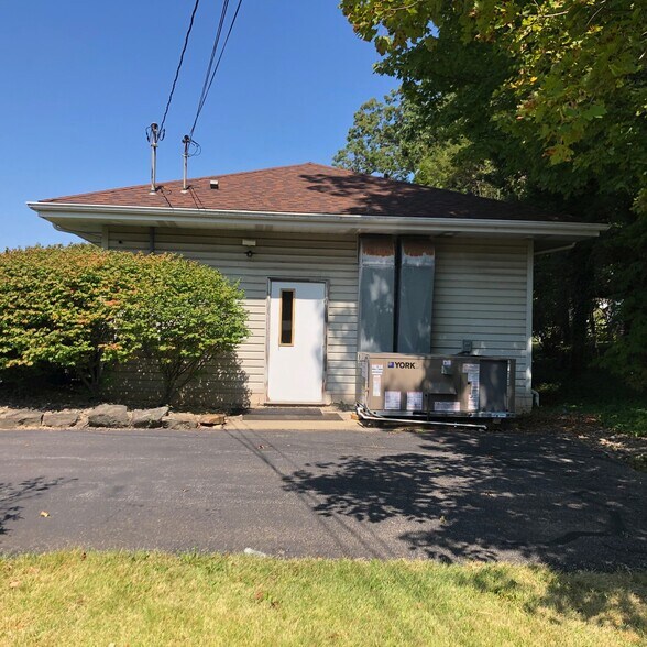 More Photos Of 101 Oak Ridge Dr, Butler Office For Sale