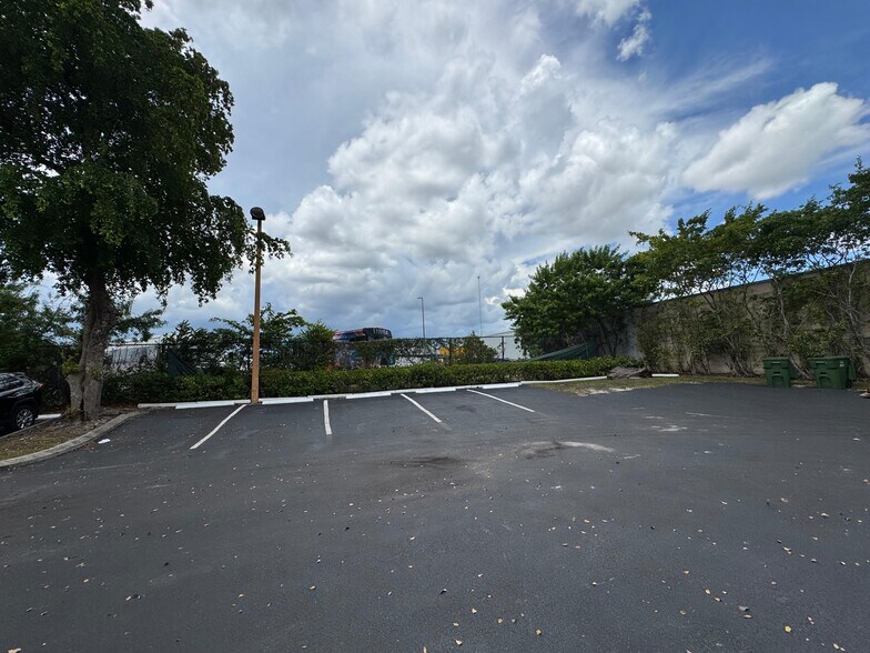 More Photos Of 423-425 NW 10th Ter, Hallandale Beach Light Manufacturing For Sale