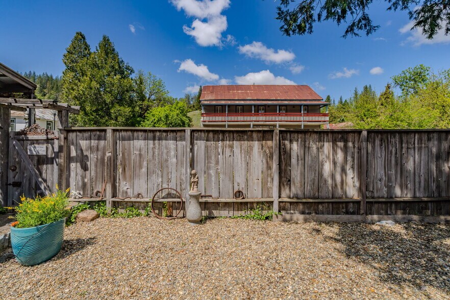 More Photos Of 21376 Consolation St, Volcano Specialty For Sale