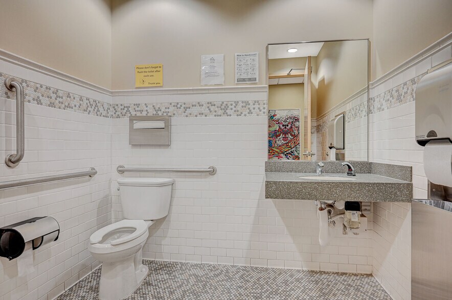 More Photos Of 270 W Lake Mead Pky, Henderson Freestanding For Sale