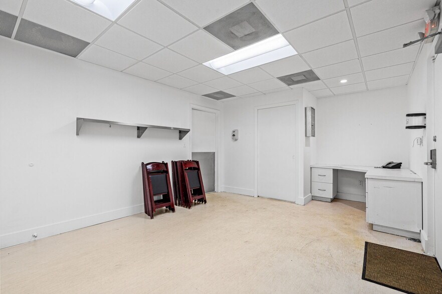 More Photos Of 6330 Manor Ln, South Miami Office For Lease