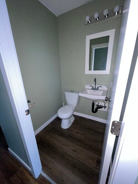 More Photos Of 2981 Simpson Rd, Richmond Showroom For Sale