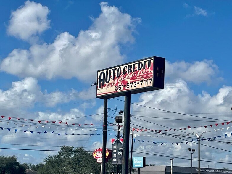 More Photos Of 4006 N Navarro St, Victoria Auto Dealership For Sale