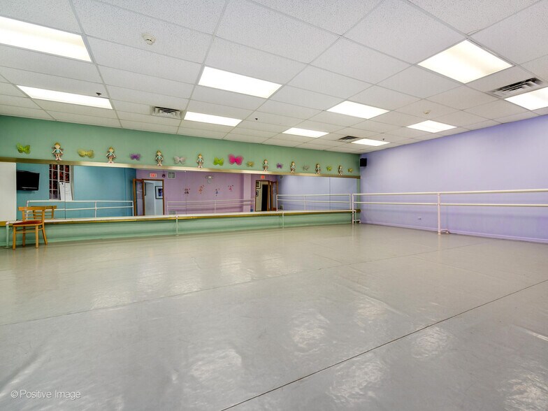 More Photos Of 2109-2119 Green Bay Rd, Highland Park Storefront Retail Residential For Sale