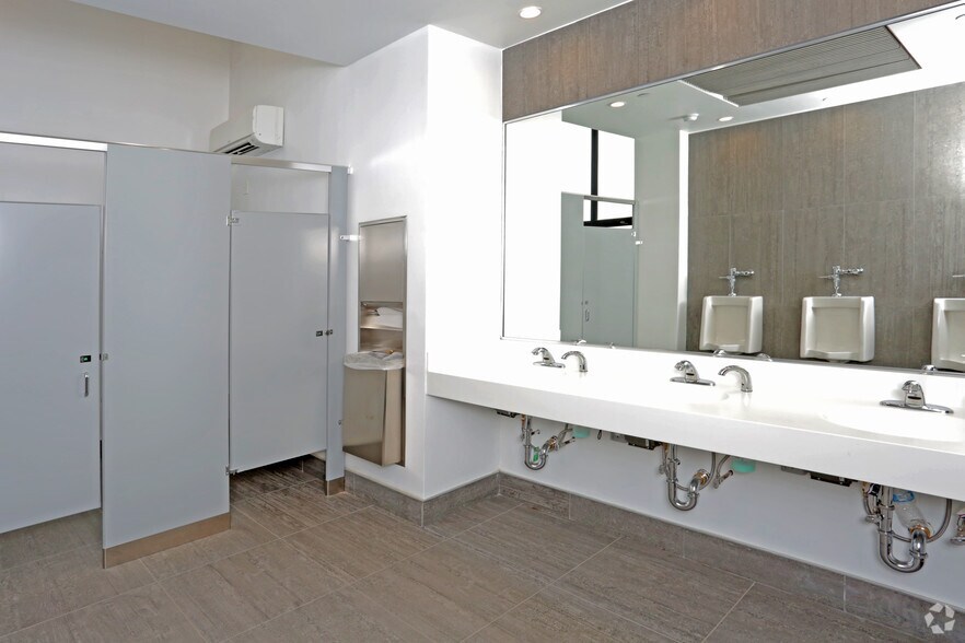 More Photos Of 4825 Metropolitan Ave, Ridgewood Loft Creative Space For Lease