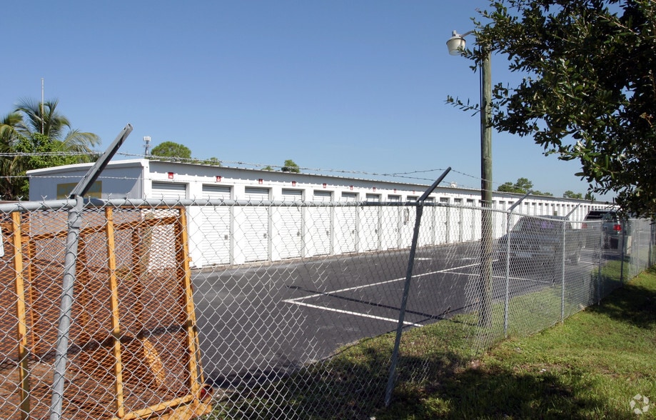More Photos Of 3527 Radio Rd, Naples Self Storage For Lease