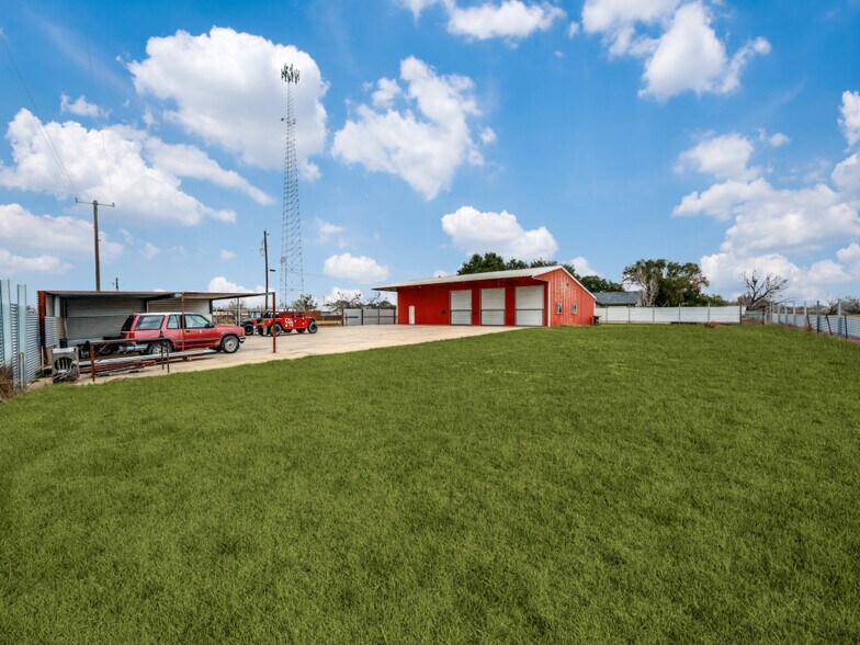 More Photos Of 601 S Storts St, Poth Industrial For Sale