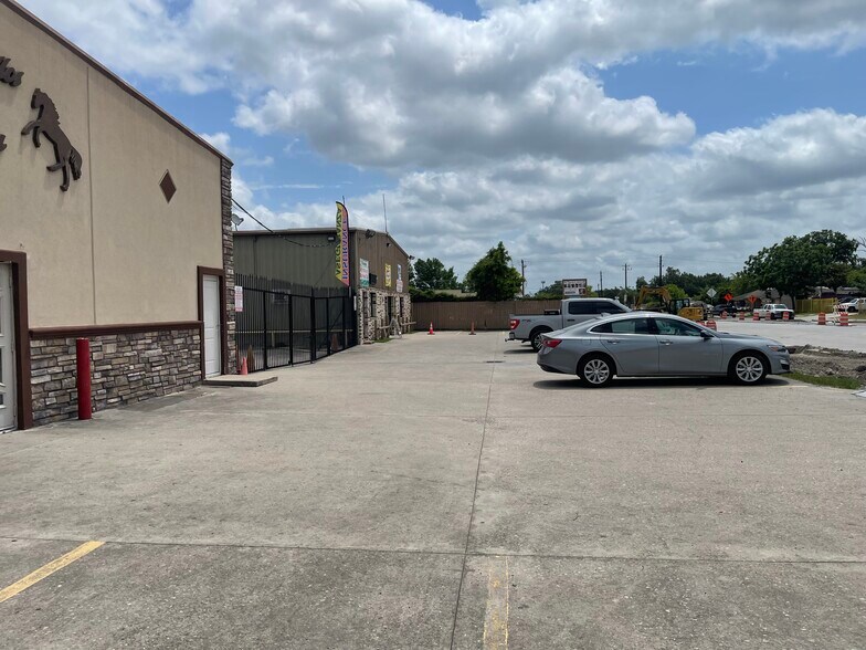 More Photos Of 461 W Gulf Bank Rd, Houston General Retail For Lease