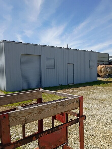 More Photos Of 712 Industrial Ln, Oneida Distribution For Sale