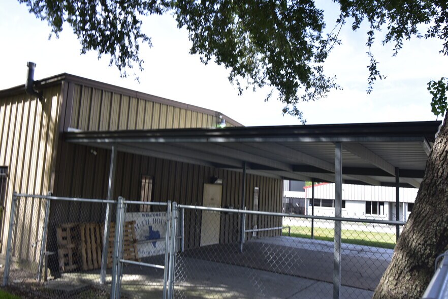 More Photos Of 630 Kentucky St, South Houston Office For Sale