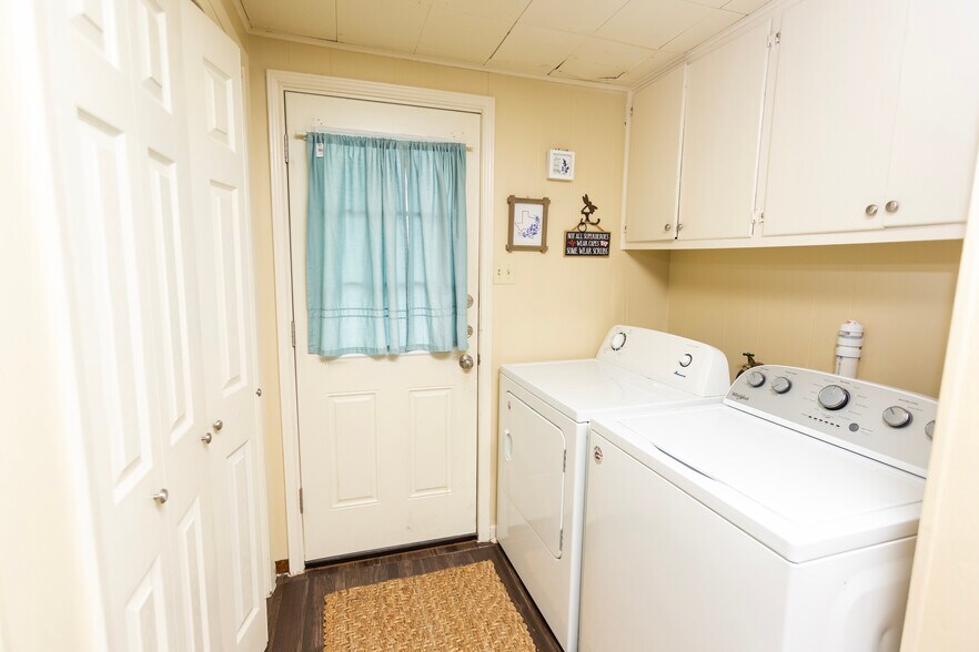 More Photos Of 415 N Main St, Belton General Retail For Sale