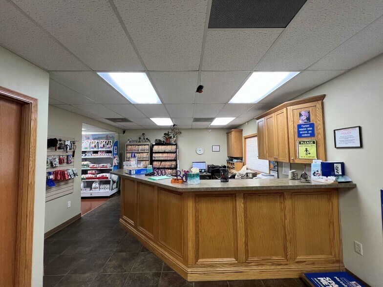 More Photos Of 2739 6th St SW, Cedar Rapids Veterinarian Kennel For Sale