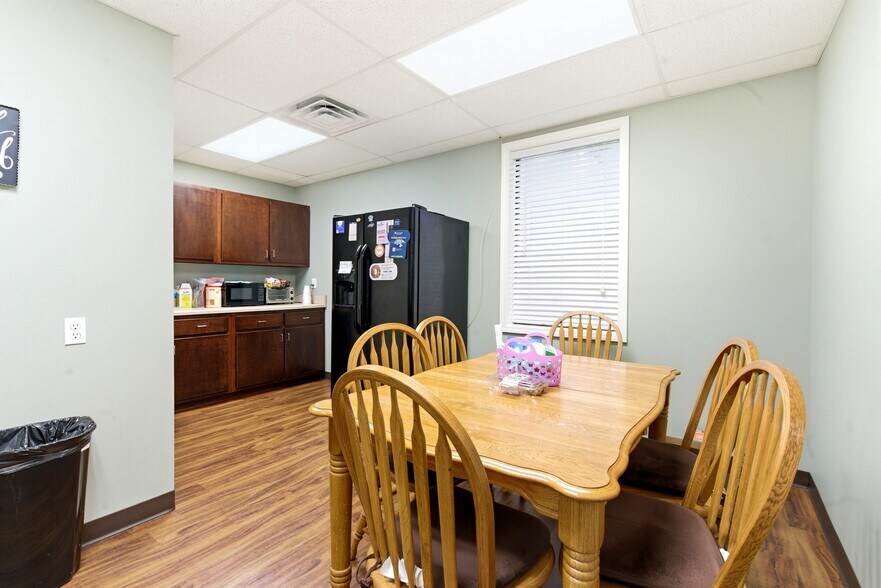 More Photos Of 622 W Market St, Bolivar Medical For Sale