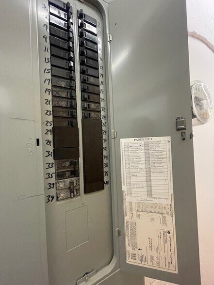 More Photos Of 85 Willow St, New Haven Flex For Lease