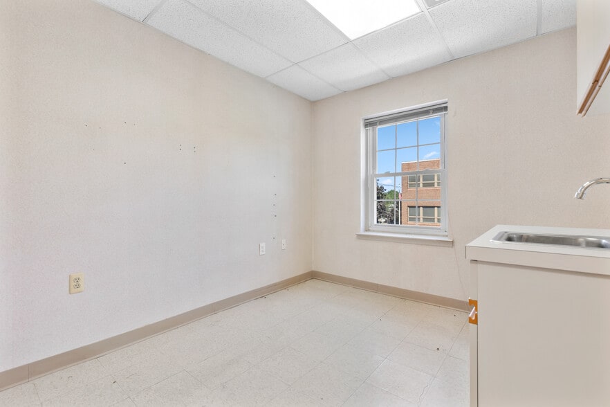 More Photos Of 50 S Franklin Tpke, Ramsey Medical For Lease