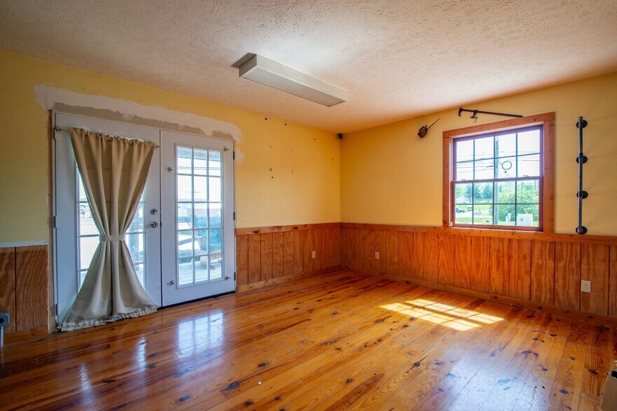 More Photos Of 641 Highland Ave, Vine Grove Freestanding For Sale