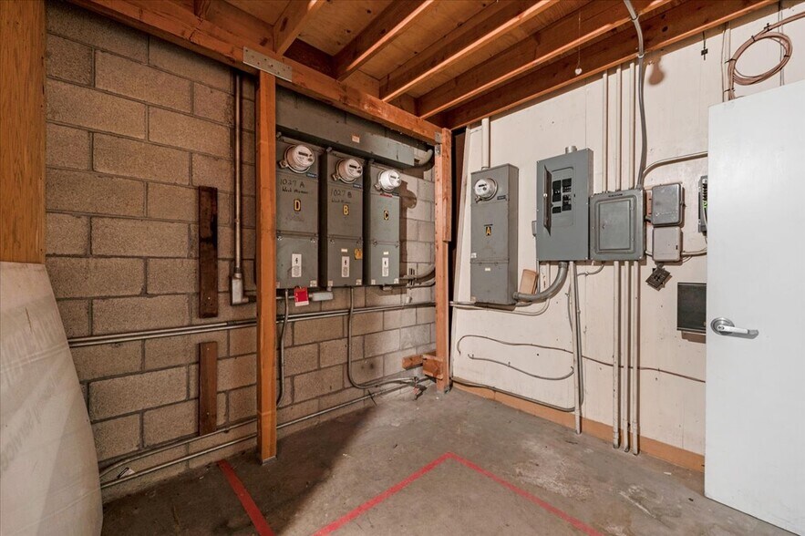 More Photos Of 1027 W Murray Ave, Visalia Service For Sale