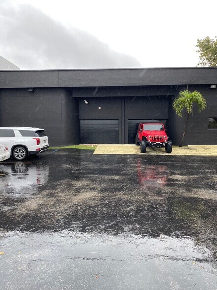 More Photos Of 6440-6490 W 20th Ave, Hialeah Light Distribution For Lease