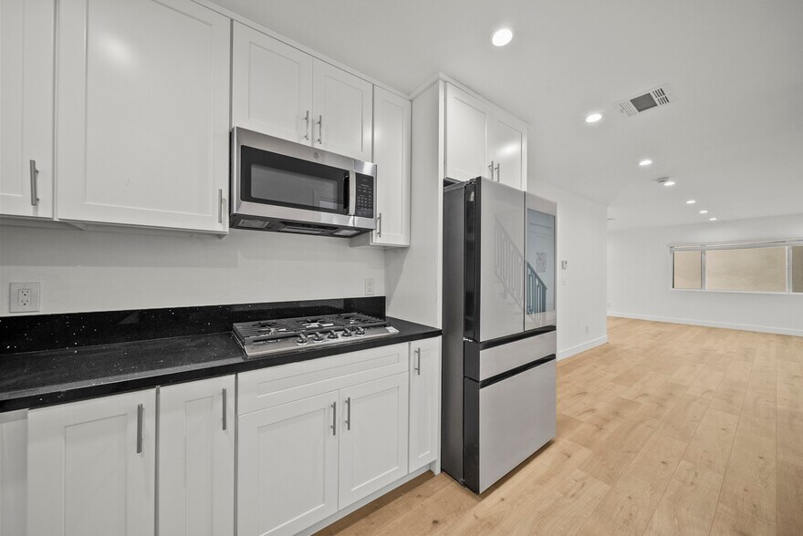 More Photos Of 11488 Burbank Blvd, North Hollywood Flex For Sale