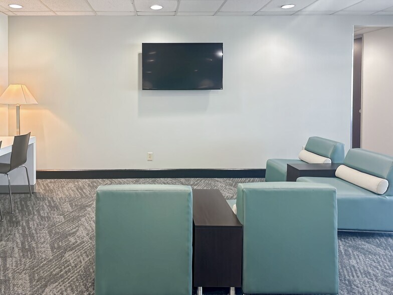 More Photos Of 8888 Keystone Crossing, Indianapolis Coworking Space