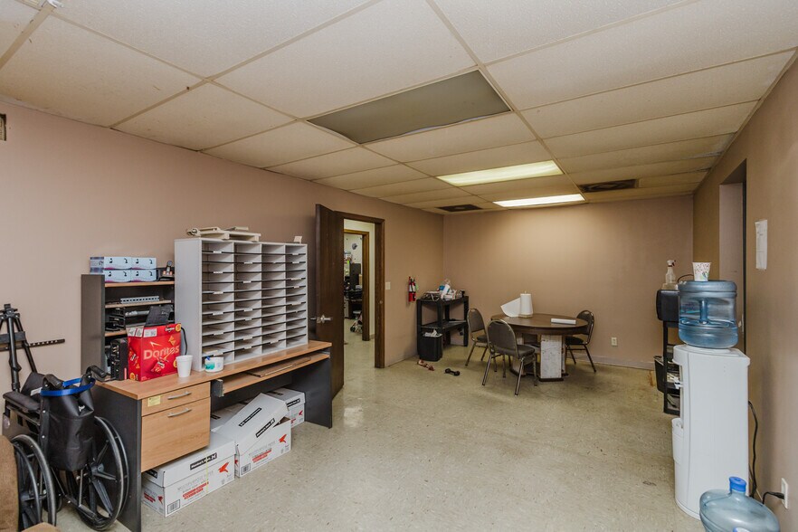 More Photos Of 2555 N Market St, Wichita Auto Repair For Sale