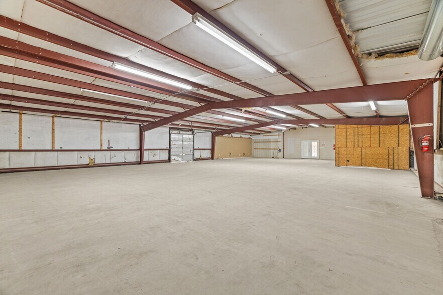 More Photos Of 10063 US-72, Rogersville Warehouse For Lease
